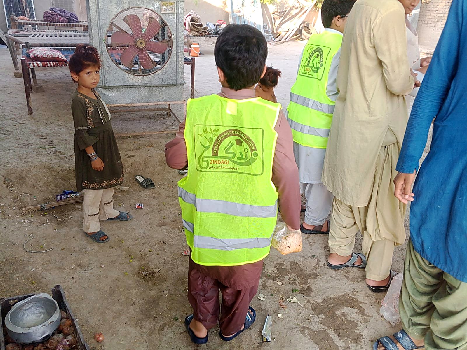 تقسیمِ خوراک — گاؤں کے بچے
