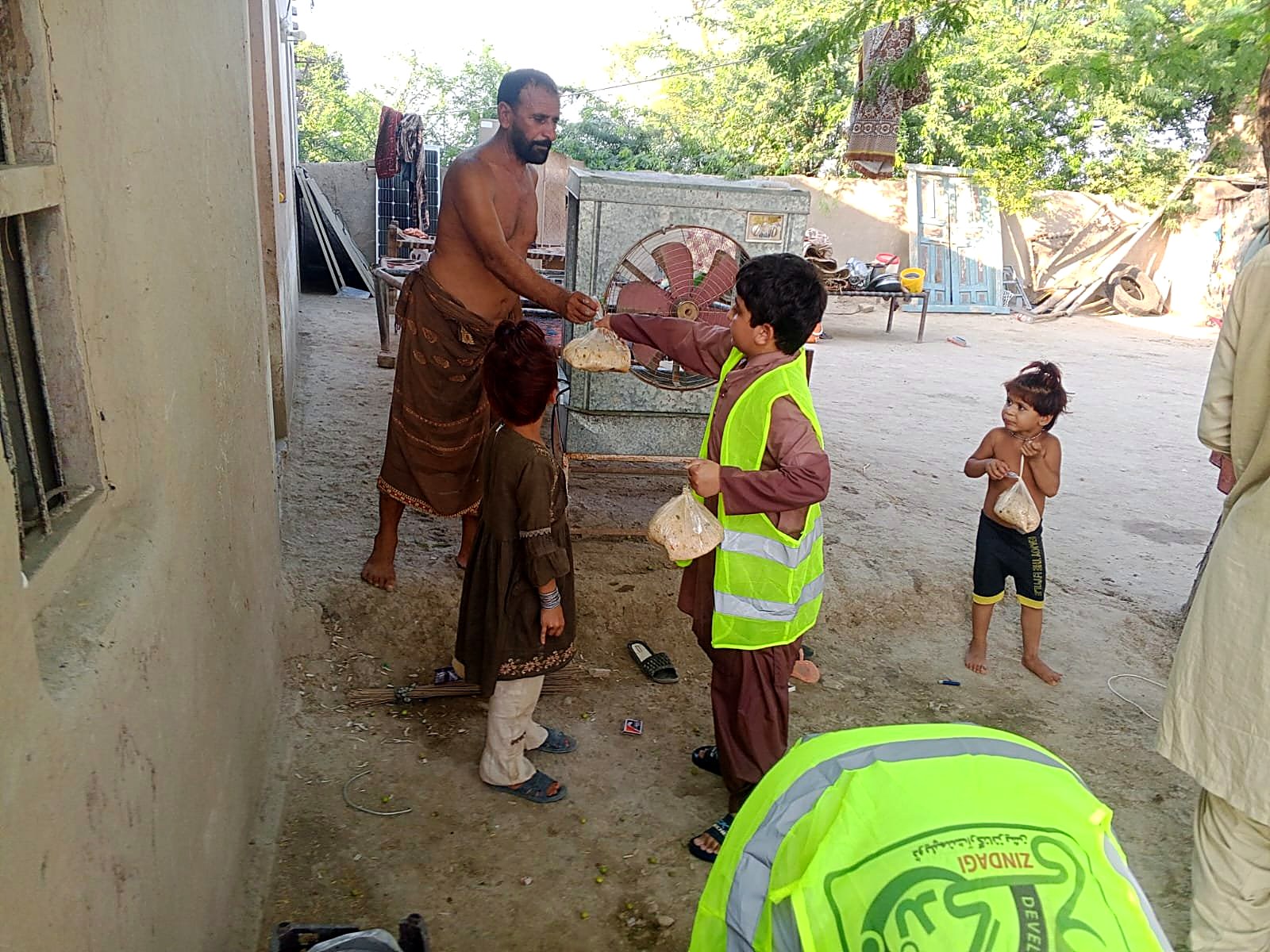 مستحق خاندان کو کھانا پہنچایا گیا