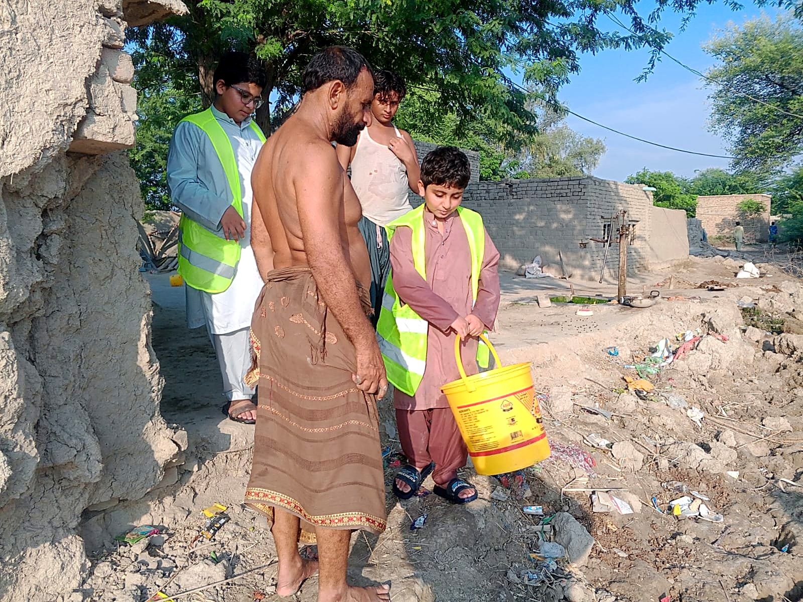 رضاکار امداد لے کر روانہ