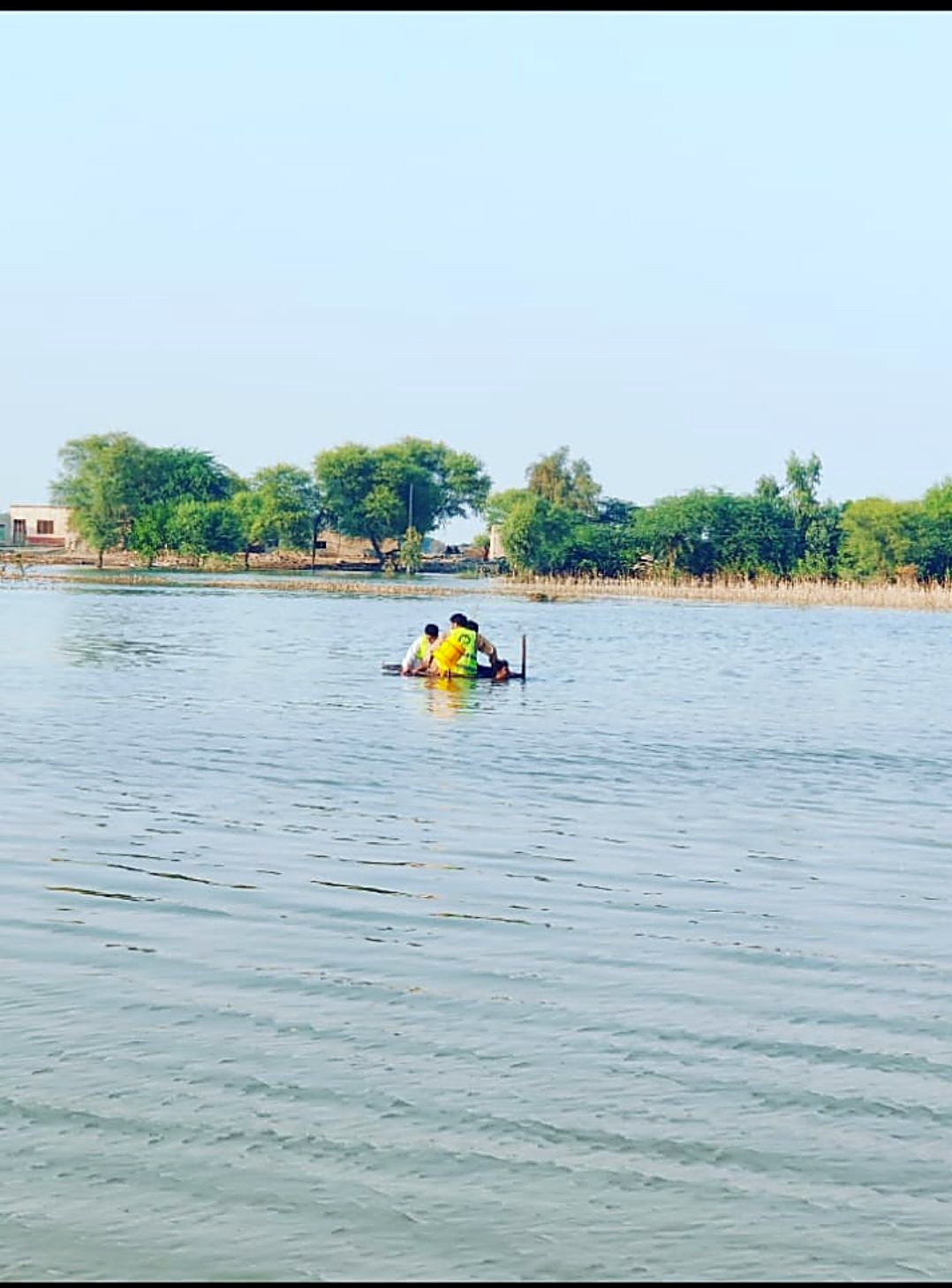 سیلاب زدہ علاقے کا دورہ — کشتی کے ذریعے