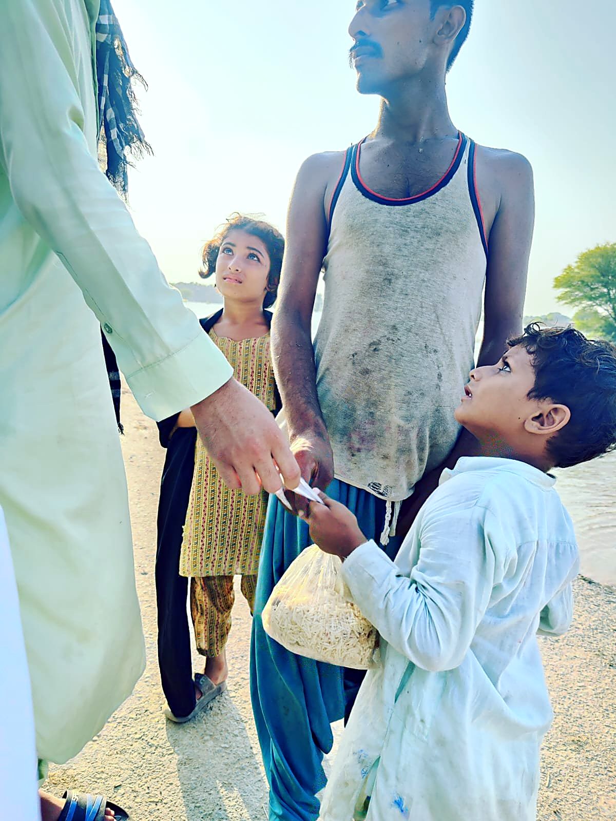 سیلاب متاثرہ بچے کو کھانا دیتے ہوئے